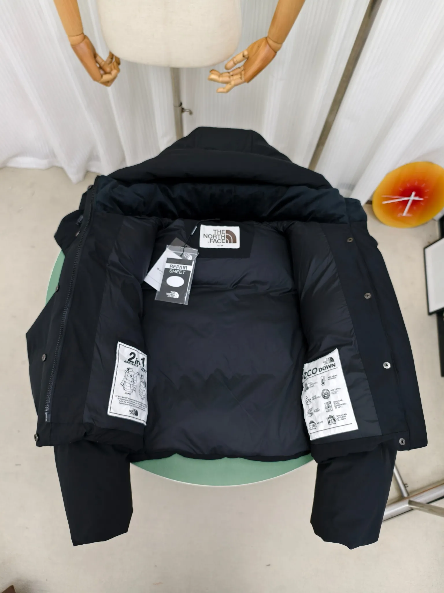 Women's model 💰P380 Style number: Y 165 The north face 🇰🇷Korean limited edition 2-in-1️⃣ short shoulder sleeve down jacket. Made of windproof fabric and high-density physical wind barrier, it can effectively reduce heat loss due to convection while also protecting the body's microclimate. The interior is filled with extremely fluffy duck down, which has high energy-keeping properties and is lightweight and warm. Two-wear design, the sleeves can be attached and removed at will through the wrap-around zippers on both sides, and the jacket turns into a vest in an instant, making it a two-wear suit, suitable for changing seasons. The embroidered brand LOGO is smooth and fine, full of texture and more recognizable. The hem is adjustable and has a built-in drawstring buckle, which can be adjusted and retracted at will, allowing for more dressing possibilities. (Sleeves are removable) Color: Brown Black White Size: XS-XL